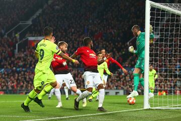 0-1. Luke Shaw marc¨® el primer gol del Barcelona en propia puerta.