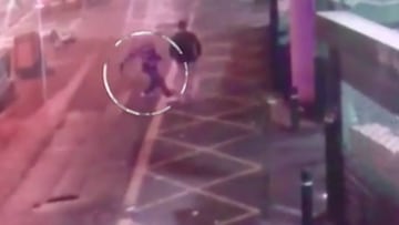 Imagen de uno de los yihadistas con cuchillo durante los atentados de Londres del 3-J del 2017 en los que muri¨® Ignacio Echeverr¨ªa, el h¨¦roe del monopat¨ªn.