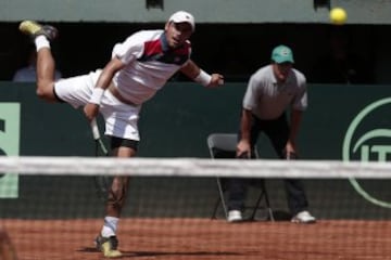 Tenis, Chile v Republica Dominicana, Copa Davis 2016.
El jugador de R. Dominicana Manuel Castellanos juega la bola contra Chile durante el partido de dobles del grupo I americano de Copa Davis.