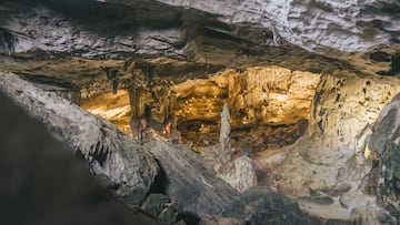 Interior de la cueva de Ha Long