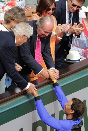 Rafa Nadal es felicitado por el Rey Juan Carlos I tras ganar su décimo título de Roland Garros. 