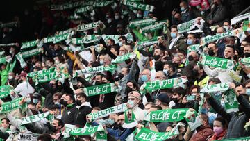 ELCHE (ALICANTE), 19/03/2022.- Aficionados del Elche animan al equipo al inicio del partido de Liga que disputan Elche y Valencia, este sábado en el estadio Martínez Valero de Elche. EFE/ Ana Escobar