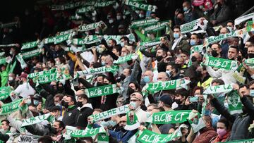 ELCHE (ALICANTE), 19/03/2022.- Aficionados del Elche animan al equipo al inicio del partido de Liga que disputan Elche y Valencia, este s&aacute;bado en el estadio Mart&iacute;nez Valero de Elche. EFE/ Ana Escobar
 