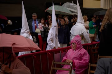 Los visitantes esperan la salida de la procesión, finalmente cancelada por la lluvia, durante la Semana Santa en Sevilla.