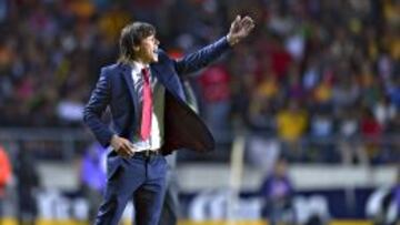 El técnico argentino da indicaciones a la defensa de Chivas.