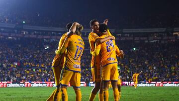 Jugadores de los Tigres festejan un gol en la Ida de la Final contra el América.
