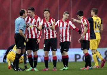 Los jugadores del Athletic protestan una decisión arbitral.