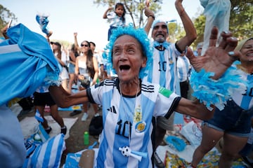 Aficionados argentinos celebran el primer gol de Argentina, obra de Messi de penalti.