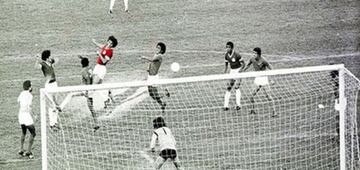 Don Elías ganó dos veces el Brasileirao con el Internacional de Porto Alegre. El primero fue en 1975, cuando anotó el histórico 'Gol Iluminado' a Cruzeiro para levantar la copa. Jugó 25 partidos y marcó tres veces.