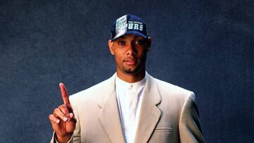 NEW YORK - 1997: Tim Duncan poses for a photo after being selected by the San Antonio Spurs at the 1997 NBA Draft in New York, New York. NOTE TO USER: User expressly acknowledges that, by downloading and or using this photograph, User is consenting to the terms and conditions of the Getty Images License agreement. Mandatory Copyright Notice: Copyright 1997 NBAE (Photo by Andy Hayt/NBAE via Getty Images) BIOGRAFIA