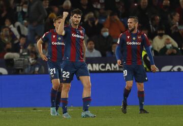 Melero marc¨® el 2-2 de penalti.