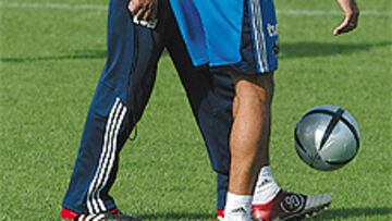 <b>LA LUZ APAGADA. </b>En el entrenamiento matinal de ayer, Luis exigió a Reyes más concentración, se dirigió hacia él y le soltó la polémica arenga.