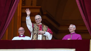 El cardenal Robert Prevost, Papa León XIV, el Papa número 267 de la historia, comparece ante sus fieles, en el balcón de la Basílica de San Pedro, a 8 de mayo de 2025, en La Ciudad del Vaticano (El Vaticano). El humo de la cuarta fumata del Cónclave para elegir al sucesor de Francisco ha salido blanco a las 18.08 horas, lo que indica que ya ha sido elegido el nuevo Papa, por mayoría de al menos 89 votos, en el segundo día del Cónclave. Será el 267 Pontífice de la Iglesia. El elegido ha sido el obispo estadounidense Robert Francis Prevost, de 69 años y natural de Chicago, tiene la nacionalidad peruana y cuenta con ascendencia española. Prevost atesora una amplia trayectoria que le ha llevado en los últimos años a estar cerca del Pontífice fallecido que le nombró en 2023 prefecto del Dicasterio para los Obispos, el órgano que se encarga de la selección y nombramiento de los obispos. Perteneciente a la Orden de San Agustín ha elegido el nombre de León para ser nombrado pontífice, convirtiéndose en el Papa León XIV.
09 MAYO 2025
Stefano Spaziani / Europa Press
09/05/2025