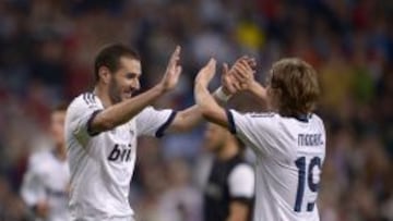 Benzema y Modric celebran uno de los goles del Real Madrid.