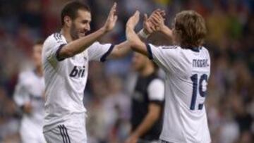 Benzema y Modric celebran uno de los goles del Real Madrid.