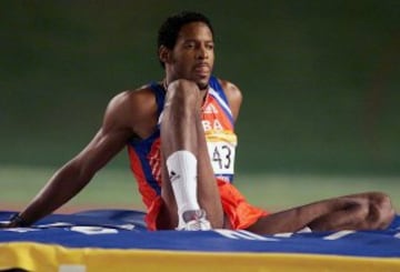 El 13 de octubre de 2001, día de su cumpleaños, anunció su retirada del deporte profesional. Explicó que la causa de la decisión eran las constantes lesiones en sus tendones.