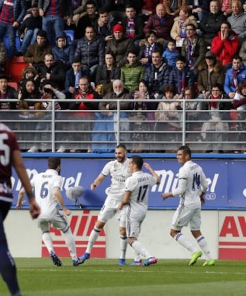 Los jugadores celebran el 0-2 de Benzema.