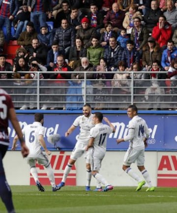 Real Madrid players delighted at going 2-0 up.