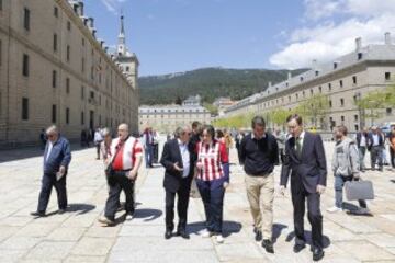 La exposición muestra la vinculación de San Lorenzo de El Escorial con el club rojiblanco a lo largo de la historia. Adelardo y la alcaldesa de San Lorenzo Blanca Juárez.