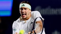 El tenista alemán Alexander Zverev devuelve una pelota durante su partido ante el japonés Yoshihito Nishioka en el Torneo Mifel Tennis Open by Telcel Oppo Los Cabos.