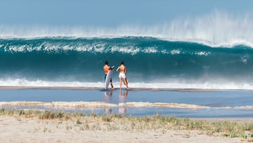 Dos personas se miran una ola en Puerto Escondido, Zicatela, México, con una tabla de surf