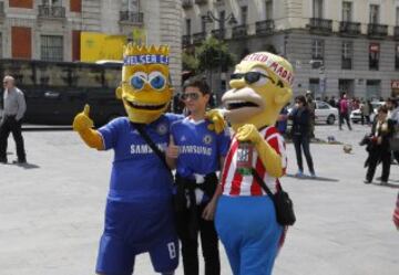 Los seguidores del Chelsea inundaron las calles del centro de Madrid, disfrutando del buen tiempo.