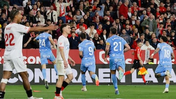 El defensa del Mallorca Martin Valjent (i) celebra tras marcar ante el Sevilla, durante el partido de LaLiga de fútbol que Sevilla FC y RCD Mallorca han disputado este lunes en el estadio Ramón Sánchez-Pizjuán.