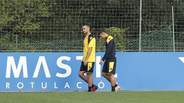 Yeremay, retirándose del entrenamiento del Deportivo junto al fisioterapeuta.