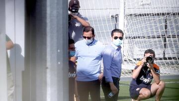 Murthy le enseña Paterna a Joey Lim