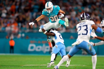 Pese a este espectacular salto del fullback Alec Ingold para superar a Roger McCreary, los Dolphins acabaron cayendo frente a los Titans en su casa del Hard Rock Stadium por un apretado 27 a 28. Los locales acusaron sus bajas en la línea ofensiva y perdieron también a su mejor receptor, Tyreek Hill, durante el encuentro.