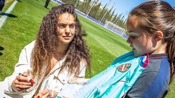 Mar&iacute;a Valenzuela firma una camiseta del Levante a una ni&ntilde;a.