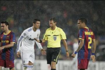 Barcelona (1) - Real Madrid (1). El Real Madrid, sin Pepe, salió a remontar el resultado de la ida (0-2). El árbitro Frank de Bleeckere anuló un gol a Higuaín por una falta de Cristiano Ronaldo sobre Mascherano. Las imágenes mostraron que fue Piqué quien provocó la falta sobre el portugués que en la caída arrolló al jugador argentino del Barcelona.