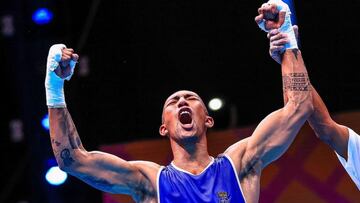 Adri&aacute;n Thiam celebra su medalla en el Europeo de Armenia.