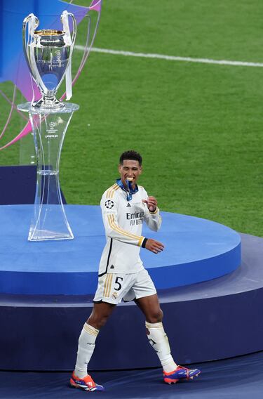 Bellingham tras recoger la medalla.