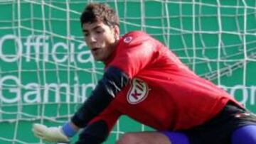 <b>UN GIGANTÓN. </b>Joel entrenándose con el primer equipo del Atlético. Puede ser el futuro de la meta azulona.