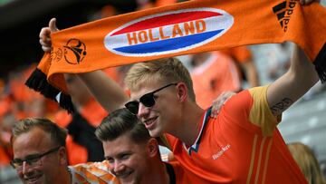 Un aficionado 'oranje' exhibe una bufanda durante un partido de la Eurocopa de Alemania.