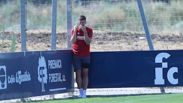 Areso, atendiendo un llamada urgente en el entrenamiento de Osasuna.