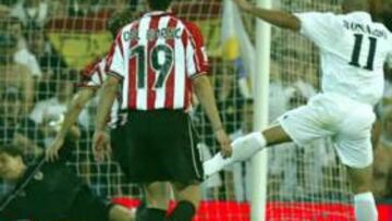 <b>GOLEADOR. </b>Ronaldo le hizo dos goles a Aranzubía y el Madrid pudo levantar su Liga número 29.