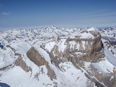 El también llamado Cilindro de Marboré, está situado en el macizo de Monte Perdido, dentro de los Pirineos. La localidad más cercana es Torla-Ordesa. El tipo de roca es principalmente arenisca. 