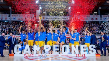 Jayson Granger, capitán del Movistar Estudiantes, eleva la Copa España con sus compañeros detrás.