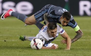 Leandro Trossard y Hugo Mallo.