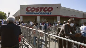 Personas haciendo fila para entrar a Costco en Los Angeles. Mayo 16, 2020. 