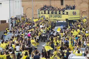 El pueblo de Vila-real se echó a la calle para celebrar con su equipo el título de la Europa League.