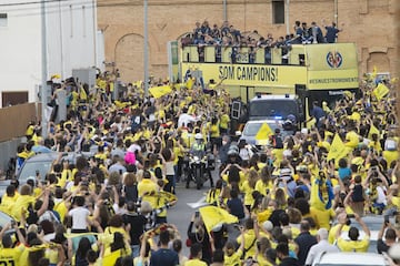 El pueblo de Vila-real se echó a la calle para celebrar con su equipo el título de la Europa League.