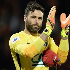Acuerdo entre el PSG y el Sevilla por el portero Sirigu