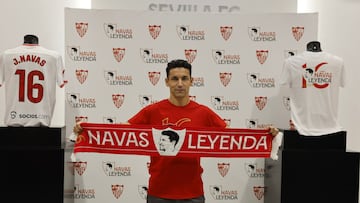 Navas, con la bufanda y la camiseta conmemorativas de su homenaje.