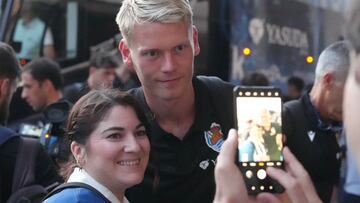 Oskarsson se saca una foto con una aficionada al llegar a Getafe.