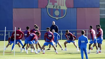 Soccer Football - LaLiga - FC Barcelona Training and Press Conference - Ciutat Esportiva Joan Gamper, Barcelona, Spain - October 23, 2021 FC Barcelona's coach Ronald Koeman during training REUTERS/Albert Gea