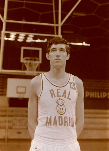 El exjugador de baloncesto del Real Madrid fue un referente en el juego interior en su época. Disputó 18 temporadas con el equipo madrileño y fue 161 veces internacional con España. En su palmarés destacan 14 títulos de liga, 9 Copas de España, 3 Copas de Europa y 4 Copas Intercontinentales.