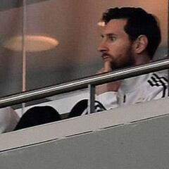 Messi se va del palco tras el último gol del 6-1